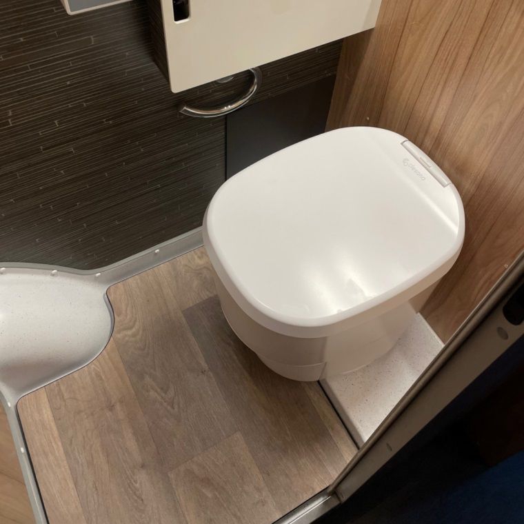 CLESANA Toilette C1 mit Rund-Sockel 